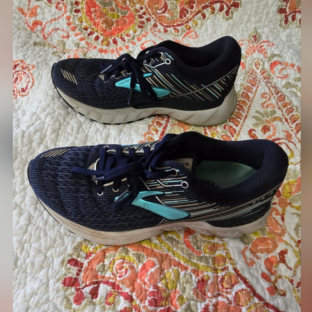 Size 6 Brooks Womens Adrenaline 19 Blue Athletic Shoes.